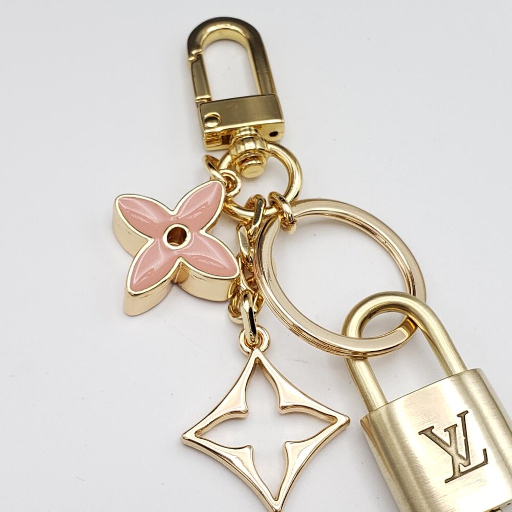 Authentic Louis Vuitton Gold Lock 🔒 Keychain Bag Unbranded Flower Charm LV - Picture 7 of 10